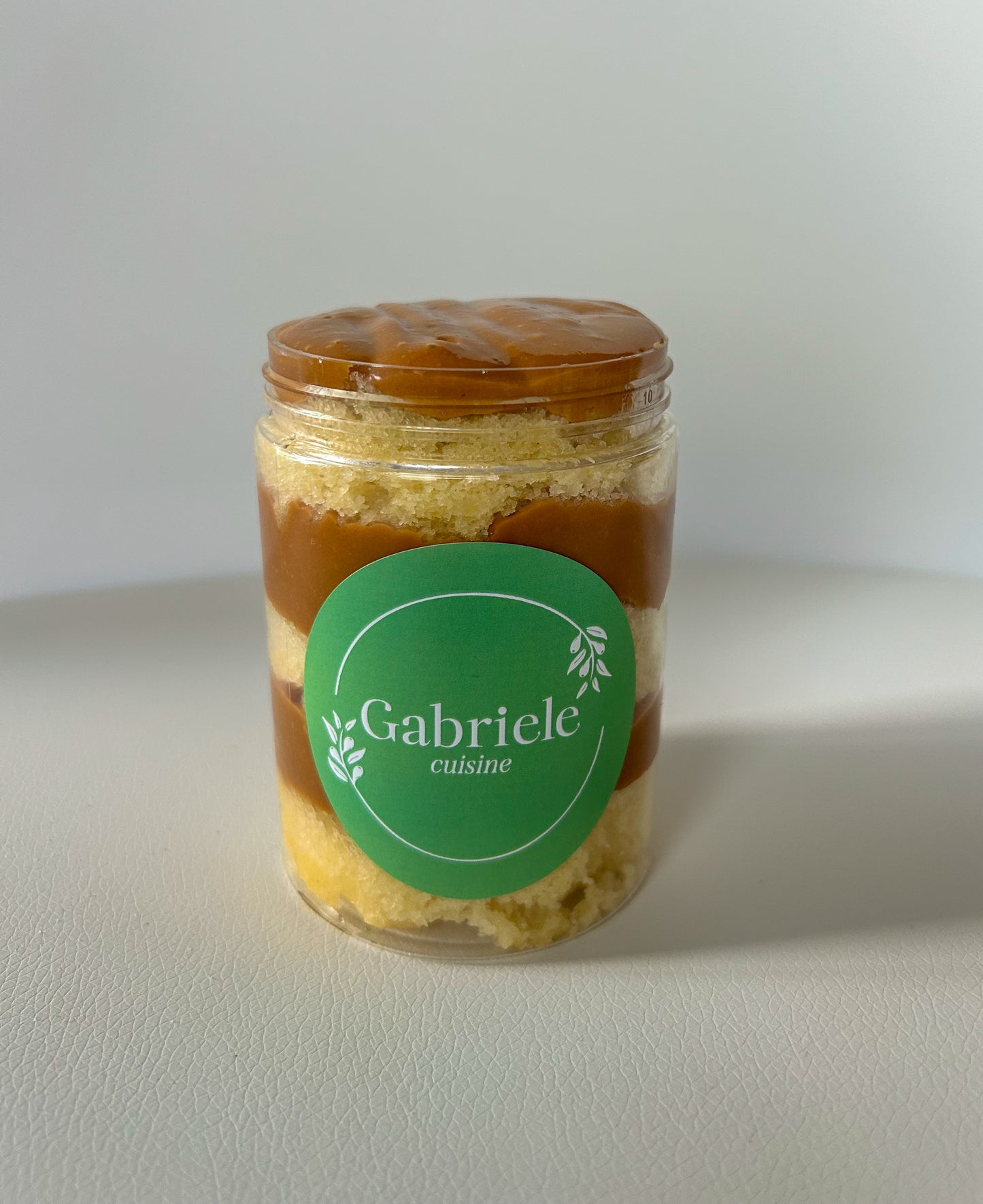 Tradicional vanilla cake intense dulce de leche